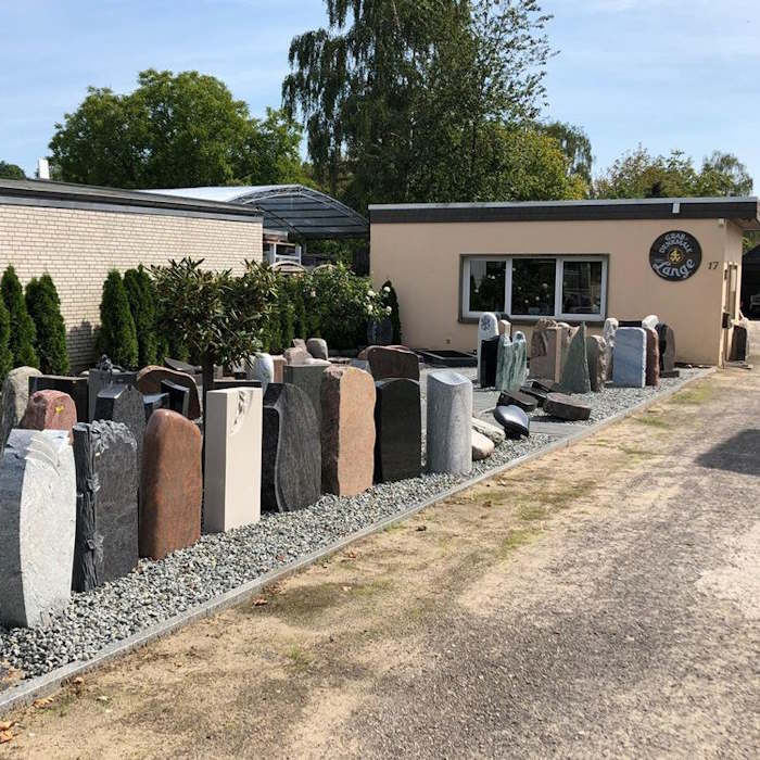 Unsere Grabmal-Ausstellung. Bei uns bekommen Sie Grabmale aus Naturstein in Delmenhorst.