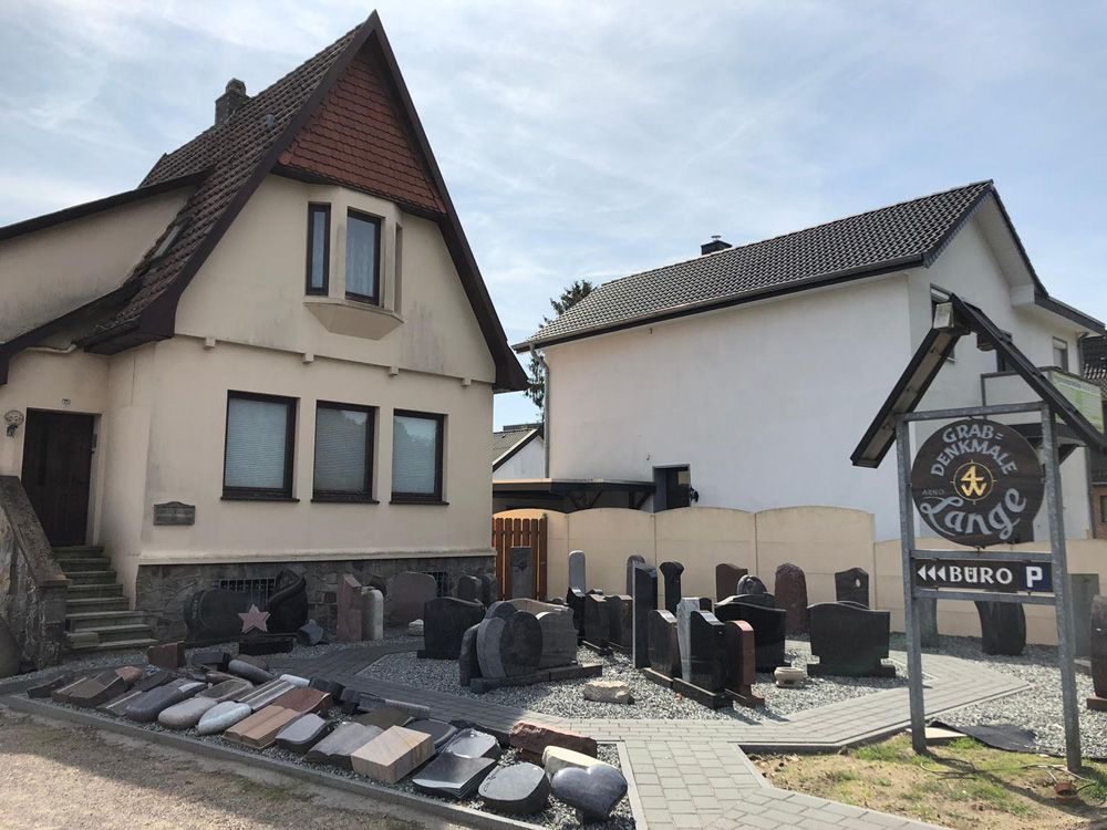 Unser Steinmetzbetrieb aus Delmenhorst bietet Ihnen Grabmale aus Naturstein an. 