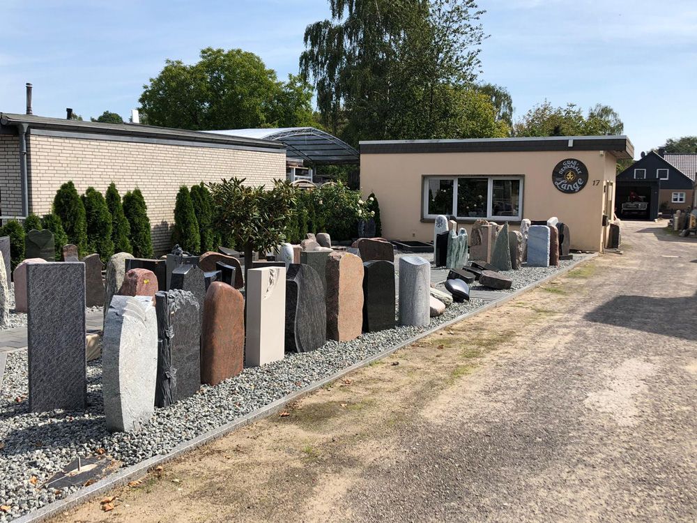 Ein kleiner Teil unserer Ausstellung. Als Steinmetz für Ganderkesee, haben wir immer eine große Auswahl an Grabsteinen und weitere Steinmetzkunst vor Ort.